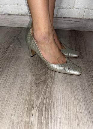 Вінтажні італійські шкіряні туфлі вінтаж renata італія 39р ( йде на 38,5)