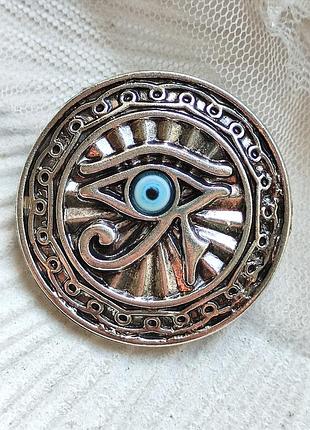 Брошка око гора