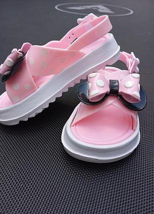 Детские розовые босоножки на застежках из очень удобный подошвой