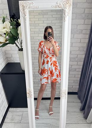 Яскрава літня сукня