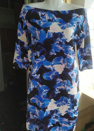 Трикотажное платье с открытыми плечами