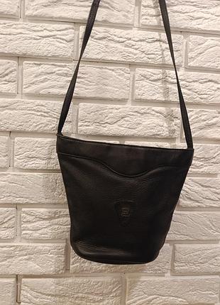 Шкіряна маленька чорна сумочка через плече. вмістка. чорна маленька сумочка. сумка через плече