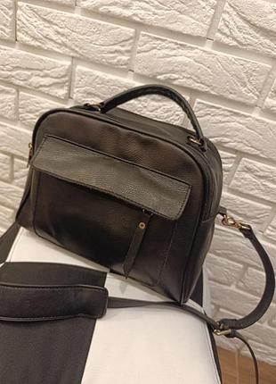 Сумочка черная. средняя. мягкая. вместительная. сумка через плечо.
