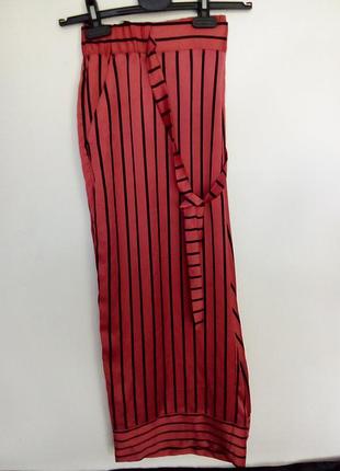 Брюки, легкие.
темно коралловый цвет в
черную полоску.