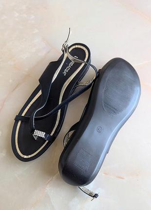 Босоножки женск через палец черного цвета. эко-кожа. новые. распродажа