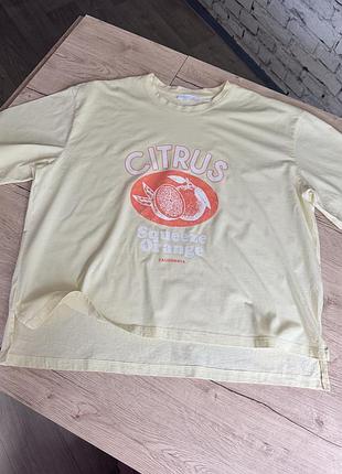 Красива оверсайз футболка з принтом