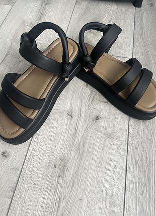 Продам босоніжки жіночі lonza