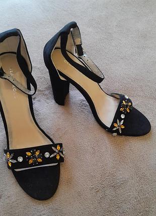 Босоножки 39р