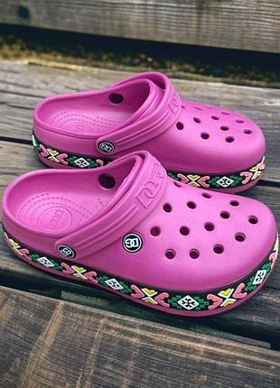 Розкішні білі крокс сабо крокси з орнаментом