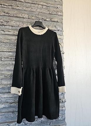 Черное платье теплой фактуры с белыми жемчугом