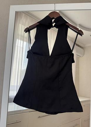 Жилет із ґудзиками та коміром хальтер