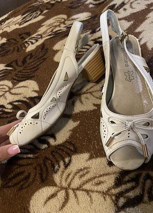 Босоніжки, туфлі