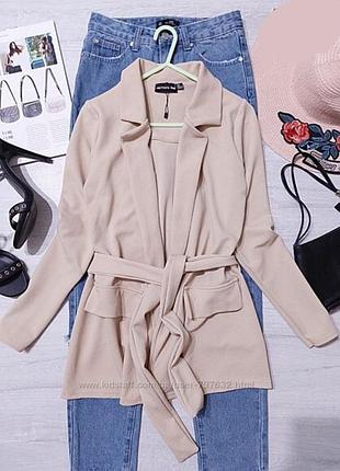 Бежевый легкий укороченный тренч пиджак с поясом prettylittlething xs-s
