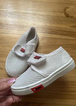 Легенькі кеди сіточка.