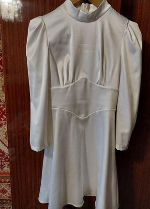 Белое платье с корсетом