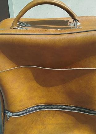 Кожаный дорожный чемодан в стиле ретро