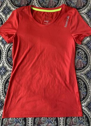 Спортивна футболка жіноча