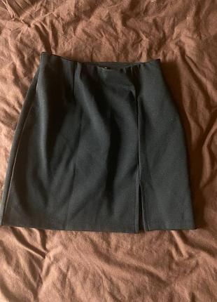 Юбка xs с разрезом на ножке