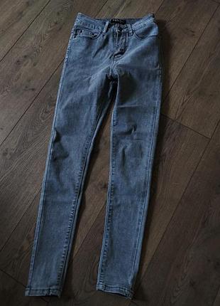 Джинси скінні