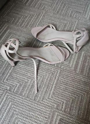 Женские светлые босоножки