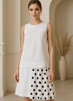 Элегантное белое платье с плиссированной вставкой в горох