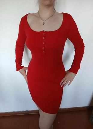 Червоне плаття з ґудзиками