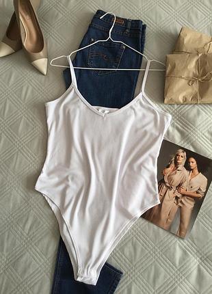 Базовый стильный белый боди комбидрес в рубчик на тонких бретелях в размере 16