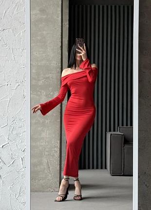 Сукня червона з відкритими плечима міді розмір xs-s