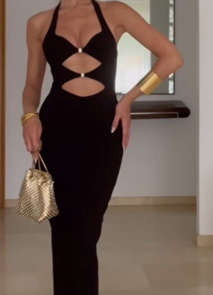 Очень эффектное платье миди.