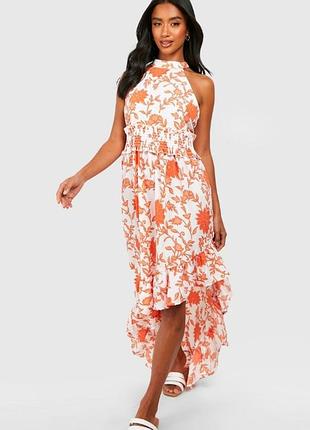 Максі-сукня petite з квітковим принтом, рюшами та подолом.