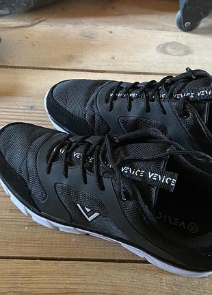 Кроссовки спортивные