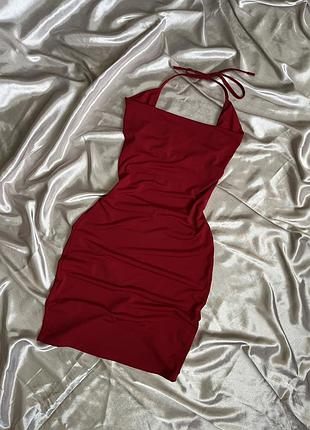 Сукня міні темно червоного кольору, з оголеною спиною, з завʼязками на шиї