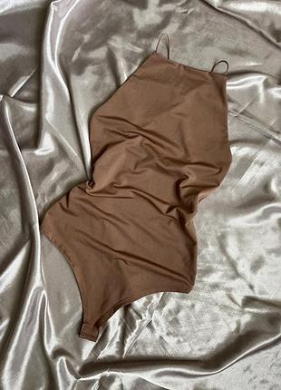 Новий боді бежевого кольору з бретелями та відкритою спиною