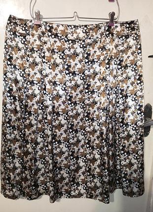Великолепная легкая нарядная летняя стрейч атласная юбка в цветочный принт батал