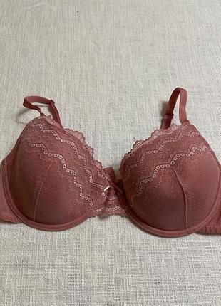 Рожевий бюст мʼяка чашка