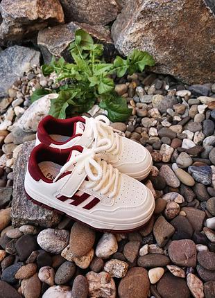 Стильные кроссовки на липучке