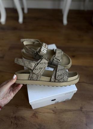 Босоніжки guess