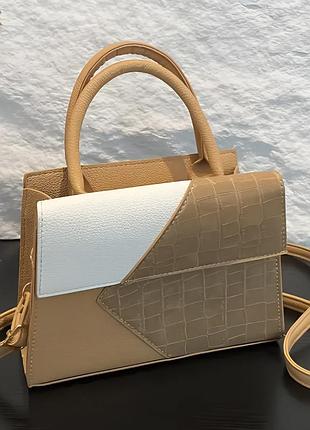 Жіноча бежева лакова сумка з екошкіри з плечовим ременем
