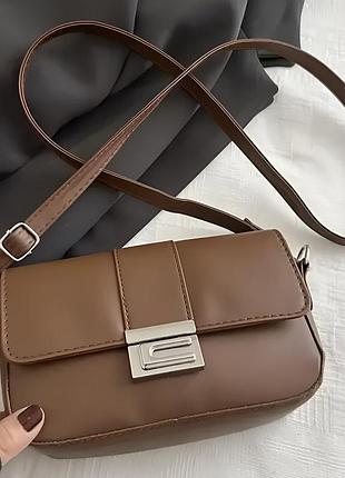 Женская маленькая коричневая сумка из экокожи с плечевым ремнем