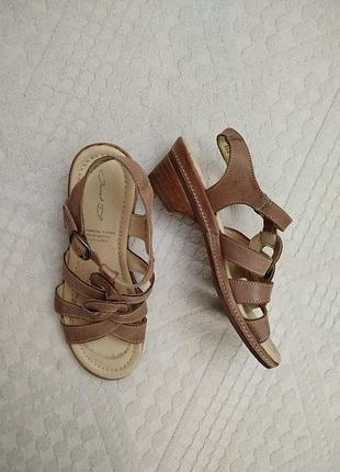 Босоножки сандалии кожа на низких каблуках