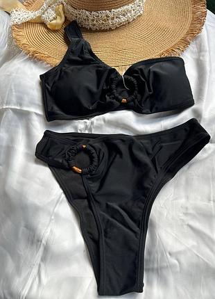 Чорний купальник на одне плече