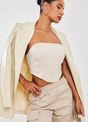 Бежевый корсетный топ без бретель от бренда prettylittlething
