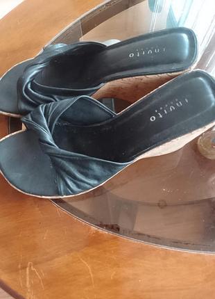 Стильные женские открытые кожаные босоножки 39-40 размера, на пробковой танкетке.