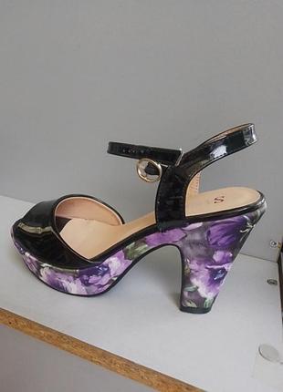 Босоножки новые