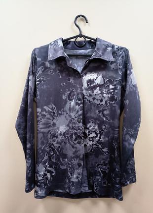 Темно серая рубашка с принтом