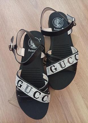 Босоніжки жіночі сандалі на застібках