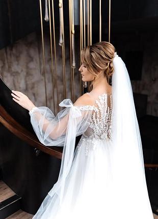 Весільна сукня в підлогу, верх прикрашений мереживом із вишивкою, у комплекті є фата, розмір s-м 44