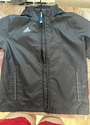 Ветровка adidas черного цвета. выгодное предложение по привлекательной цене.