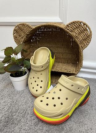 Жіночі крокси на платформі в бежевому кольорі bubble crush clog sesame