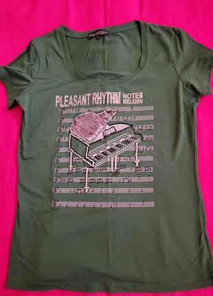 Футболка с изображением рояля и нот. стразы. размер xl.